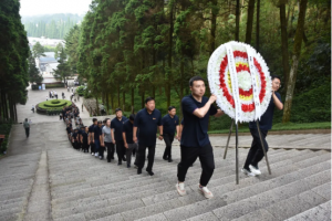 賡續(xù)井岡山精神，向革命烈士敬獻(xiàn)花圈